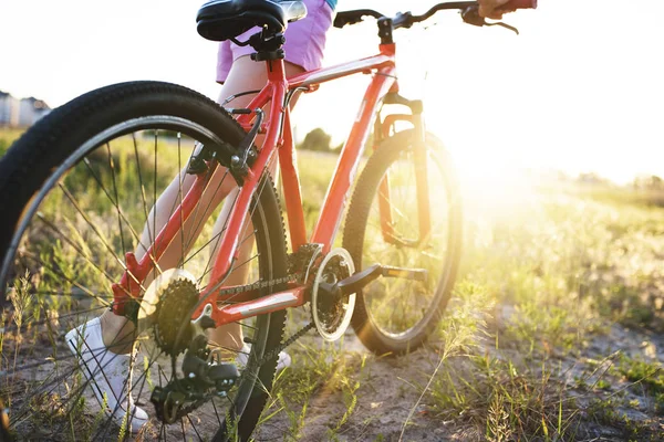 Mulher esportiva com bicicleta — Fotografia de Stock