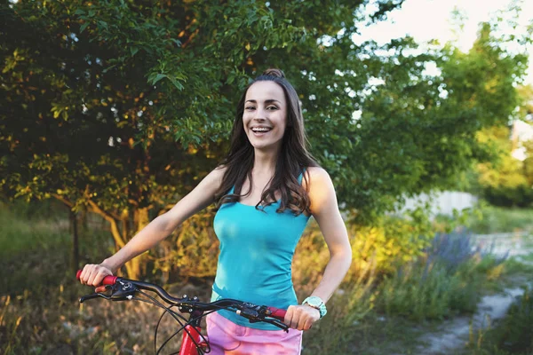 Mulher feliz andar de bicicleta — Fotografia de Stock