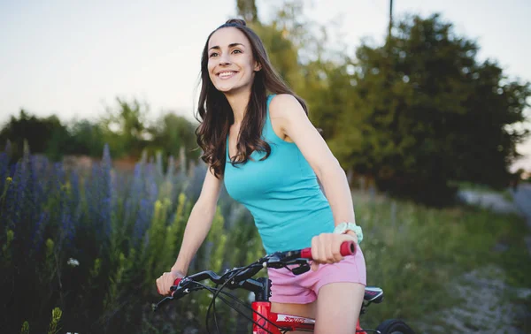 Gelukkige vrouw fietsten — Stockfoto