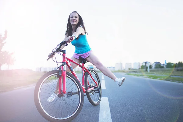 Kadın sahip eğlenceli bisiklet üzerinde — Stok fotoğraf