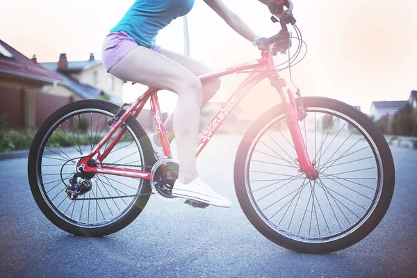 Mulher andar de bicicleta — Fotografia de Stock