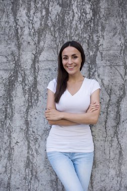 gülümseyen kadın çapraz kolları ile poz    