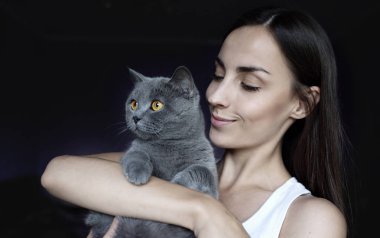 gülümseyen kadın holding Gri kedi 