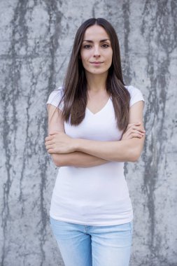 gülümseyen kadın çapraz kolları ile poz     