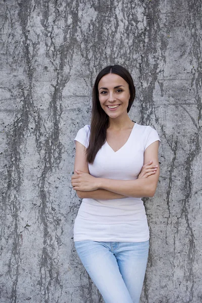 gülümseyen kadın çapraz kolları ile poz    