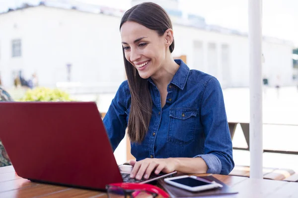 Árukapcsolás a laptop nő — Stock Fotó