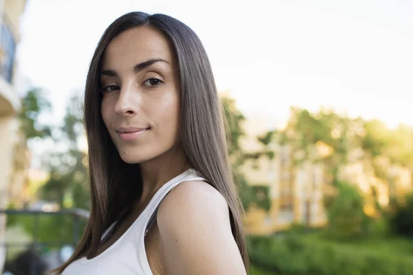 Femme intrigante debout sur le balcon — Photo