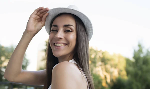 Femme portant un chapeau blanc — Photo