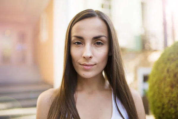 Intrigerende vrouw op straat — Stockfoto