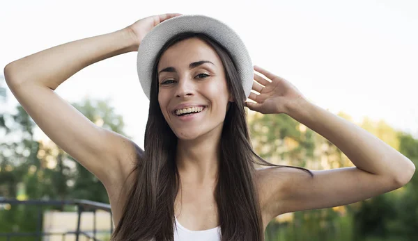 Mujer feliz con levantamiento de manos en la calle —  Fotos de Stock