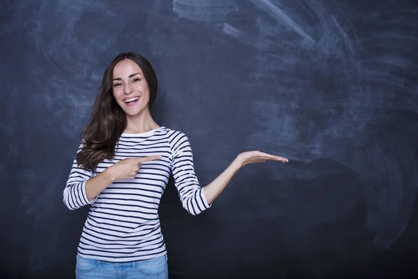 Mujer señalando a pizarra vacía — Foto de Stock