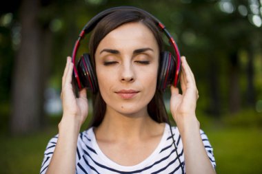 açık havada müzik keyfi kulaklık kadınla