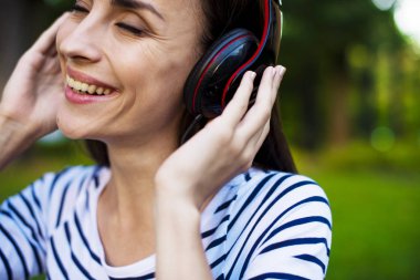 açık havada müzik keyfi kulaklık kadınla