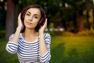 açık havada müzik keyfi kulaklık kadınla