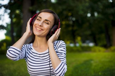 açık havada müzik keyfi kulaklık kadınla