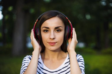 açık havada müzik keyfi kulaklık kadınla
