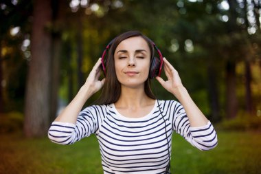 açık havada müzik keyfi kulaklık kadınla