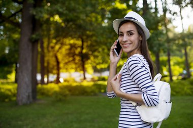 açık havada cep telefonu kullanan kadın