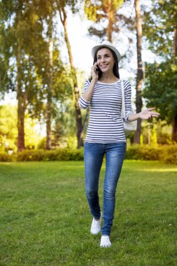 açık havada cep telefonu kullanan kadın