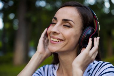 açık havada müzik keyfi kulaklık kadınla