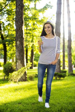 açık havada cep telefonu kullanan kadın