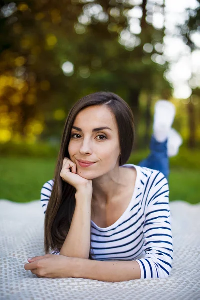 Jeune femme allongée sur l'herbe — Photo