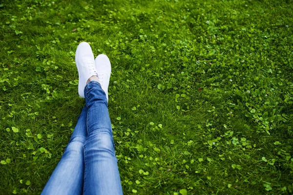 Жінка ноги в білих кросівках — стокове фото