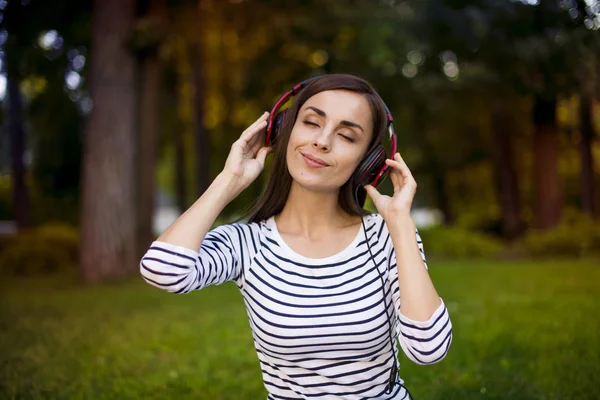 açık havada müzik keyfi kulaklık kadınla