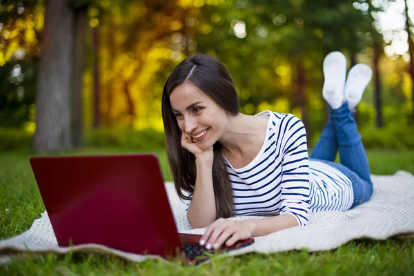 Laptopot használó nő a szabadban — Stock Fotó
