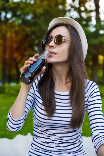Donna che beve limonata dalla bottiglia — Foto Stock