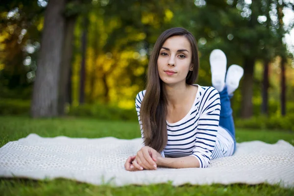 Giovane donna sdraiata sull'erba — Foto Stock