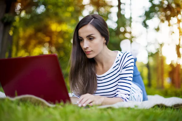 Laptopot használó nő a szabadban — Stock Fotó