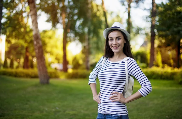 Yaz parkındaki kadın