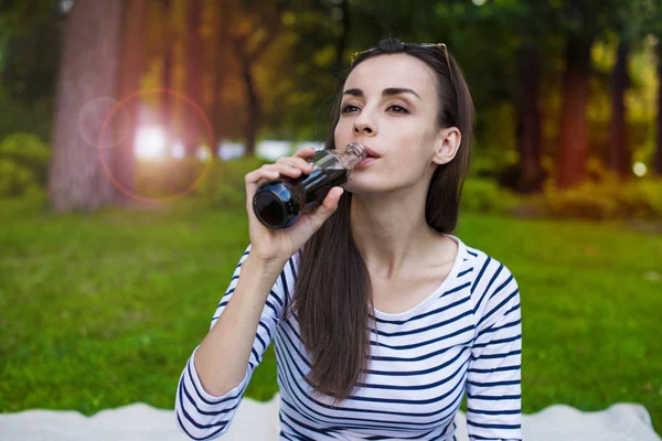 Mulher bebendo limonada de garrafa — Fotografia de Stock