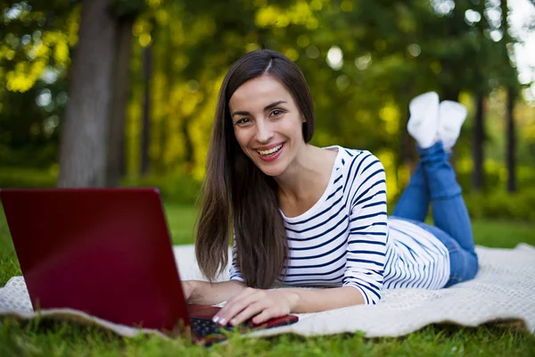 Laptopot használó nő a szabadban — Stock Fotó