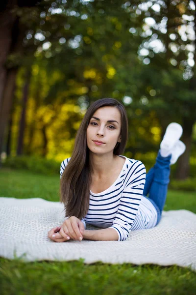 Giovane donna sdraiata sull'erba — Foto Stock