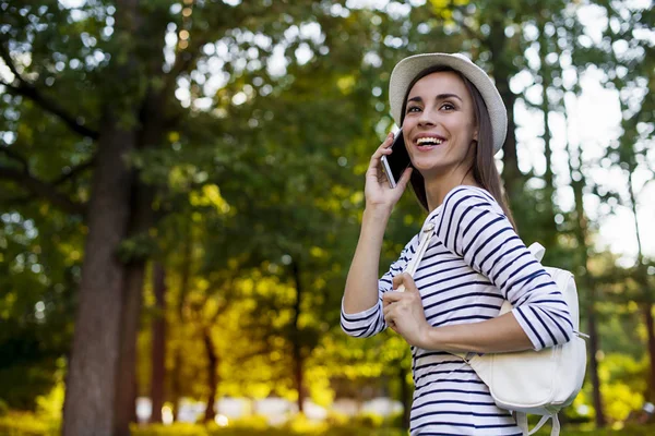 açık havada cep telefonu kullanan kadın