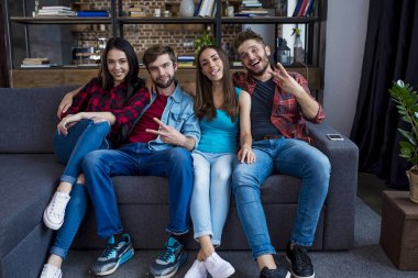  adam gösteren zafer işareti 