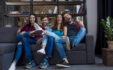  adam gösteren zafer işareti 