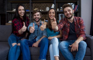 başparmak gösterilen kişi