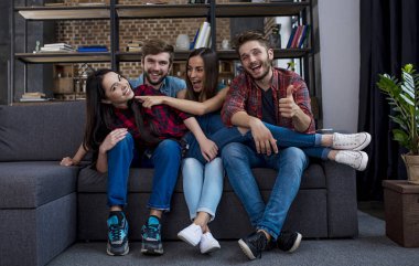 Adam baş parmağını gösteriyor.