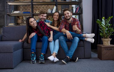 Adam baş parmağını gösteriyor.