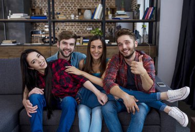 Adam baş parmağını gösteriyor.