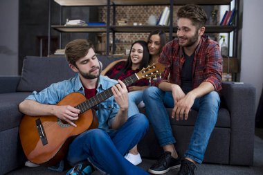  Gitar çalan genç adam 