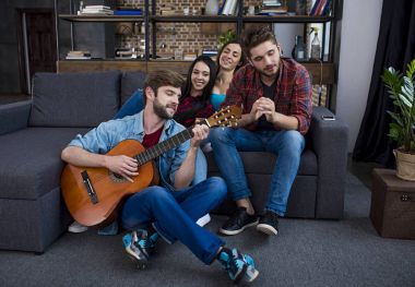  Gitar çalan genç adam 