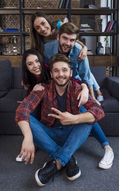 Gençler eğleniyor. 