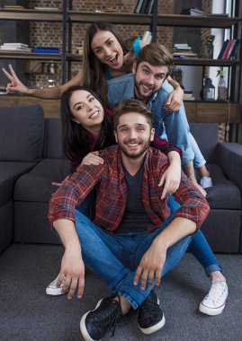 Gençler eğleniyor. 