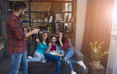  bira için arkadaş olan adam 