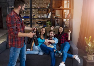  bira için arkadaş olan adam 