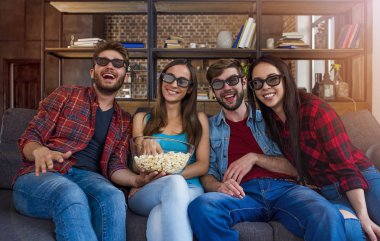 TV izlerken arkadaşlar 